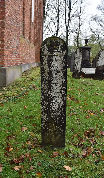 

Foto links: Elsien Reints Brederode, geboren op 31 maart 1790 en overleden 23 december 1823.